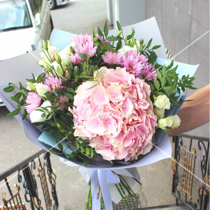 Розовая гортензия, эустома, кустовая хризантема и кустовая роза с  оформлением Комсомольск-на-Амуре
