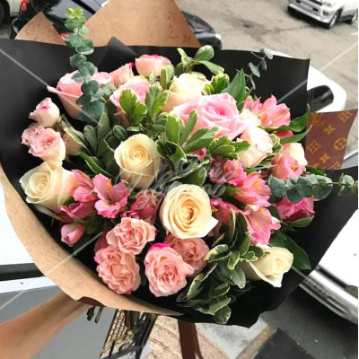 Арт. 0073. Роза 50см 9шт, куст.роза 3шт, альстромерия 3шт, питтоспорум 3, эвкалипт 1, крафт-бумага, атласная лента