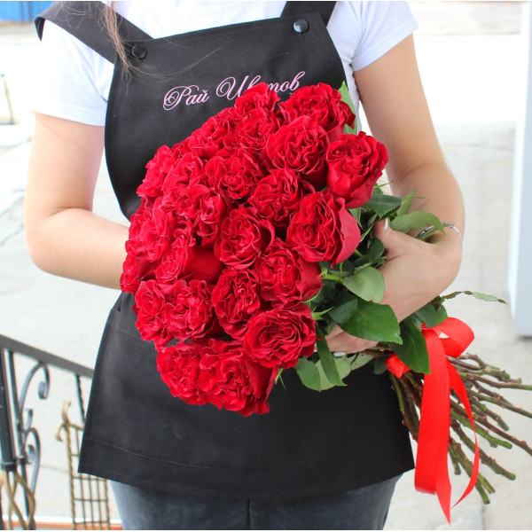 Пионовидная роза сорт "Хертс" ("Hearts")