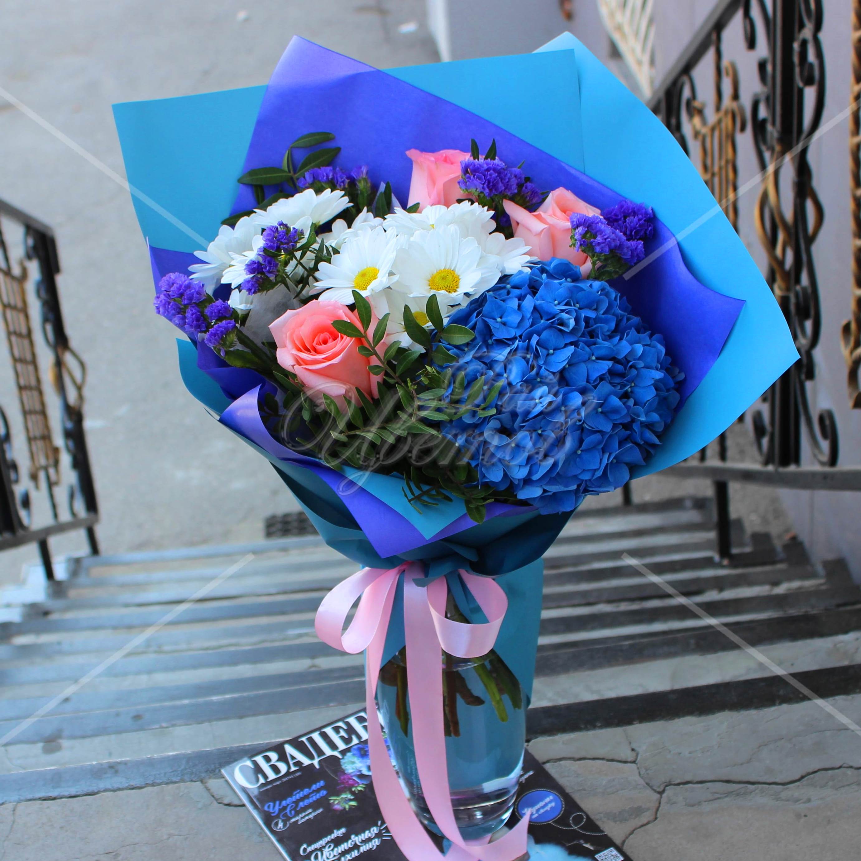 Контрастный букет с голубой гортензией и розовыми розами с белой ромашковой  кустовой хризантемой Комсомольск-на-Амуре